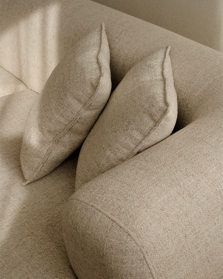 Almohadones de lino en tonos naturales sobre un sillón, con luz suave que evoca calma, contención y un espacio de escucha